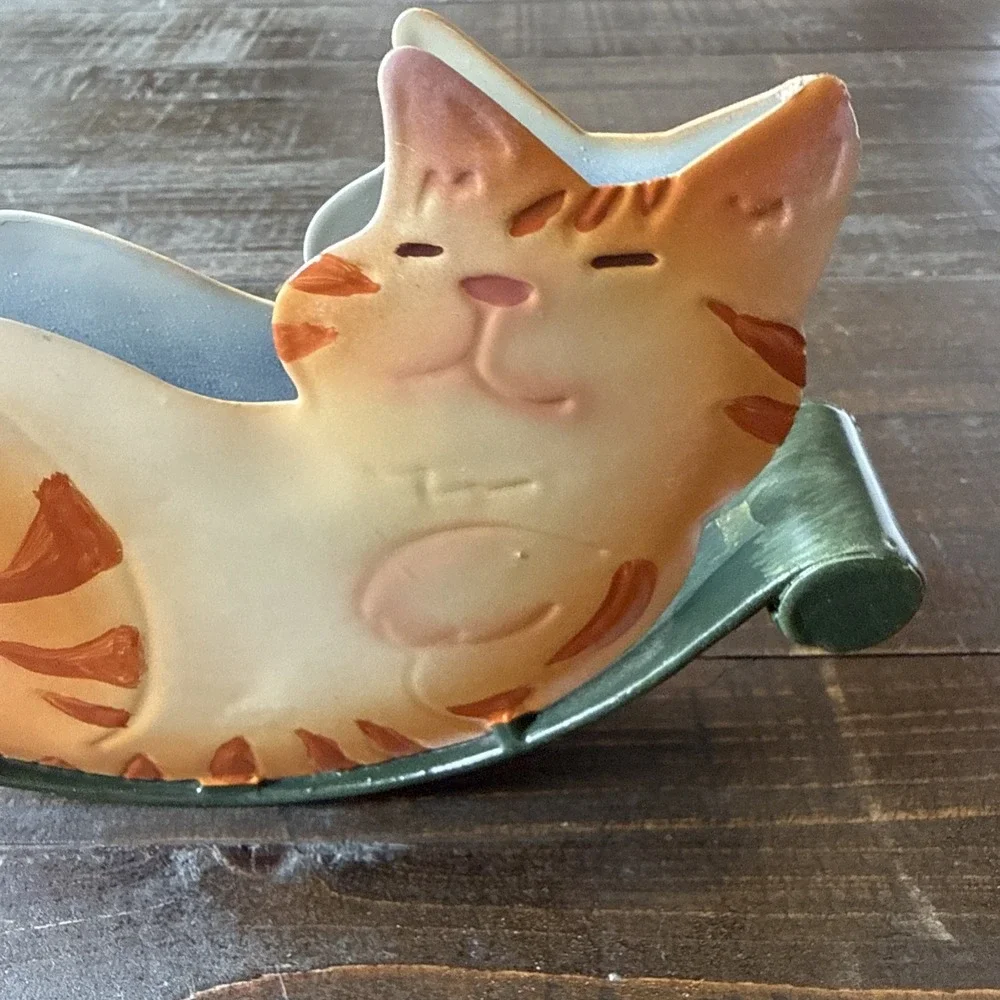 Figi Graphics Metal Cat Napkin Holder Sleeping‎ Rocking 3D Kitschy 8.5